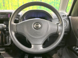 インテリアに合わせたデザインのステアリングは、運転される方のことも考え、運転しやすい形状、大きさです。是非一度、実際に触ってお確かめください。