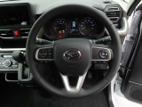 センターメーターで視界良好な運転席廻りです。運転時の視線移動が少なくて済むので安全性にも一役買ってくれますね。ぜひ一度ご覧になってください。見易さが違いますよ。
