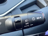 オートライトです。明暗を感知して自動で点灯・消灯します。アダプティブ機能があり前方に車や人がいないときに自動でハイビームに切り替わりますので、夜道も安心してお乗りいただけます。