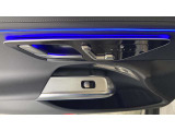 【メモリー付パワーシート】シートをかたどった調整スイッチはメルセデス・ベンツが特許を持っています。様々な体型の乗員に合わせた、きめ細かい調整が可能になっています。