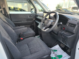 フロントシートのお写真です。 広い足元と、ゆったり座れるシートは長時間の運転でも疲れにくくなっております♪