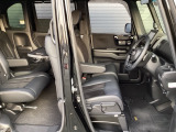 フロントシートです!!ベンチシートなので座席の移動もスムーズに出来ます!!足元も広く運転も楽ですよ!!