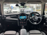あらかじめ車両本体価格の一部を、据置価格として最終回のお支払い分に設定。月々のお支払いをお手ごろに設定いただけるバリューローンプログラムがご利用いただけます。支払回数は24・36・48・60回から選べます。