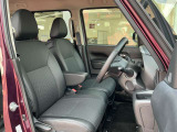 広い室内は、大人二人が前の座席にすわっても余裕があります!シートの柔らかさと質感もちょうど良く、サイドエアバッグとカーテンエアバッグまで付いています!ぜひ一度すわってみて下さい!!