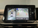 前後左右4つのカメラで、上から見たような映像をお届け、駐車時も安心、アラウンドビューモニター付(肉眼では確認し辛い左前の映像に切り替えることも可能です)。