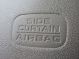 サイドカーテンエアバックシステムは、側面衝突時に大人から子供までさまざまな体格の乗員の頭部や頚部を広範囲で保護。特にセンターピラーへの頭部衝突を防ぐ展開性能を実現しています。