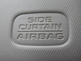 サイドカーテンエアバックシステムは、側面衝突時に大人から子供までさまざまな体格の乗員の頭部や頚部を広範囲で保護。特にセンターピラーへの頭部衝突を防ぐ展開性能を実現しています。