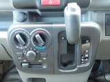 シフトとエアコンです。ダイヤル式のマニュアルエアコンになります。シンプルで使いやすい!