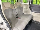 後部座席も気になるようなキズ・汚れやへたり等、大きなダメージはなく、良好な状態です。