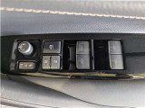 運転席からも操作可能な全席パワーウィンドウが装備されています。