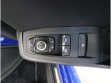 ■運転席ドアの操作しやすい位置にミラー操縦スイッチがついておりますので、ストレスなく自分のフィットする位置にセッティング頂けます。
