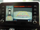 パノラミックビューモニター付きです。車両を上から見たような映像をディスプレイオーディオ画面に表示。運転席からの目視だけでは見にくい、車両周辺の状況をリアルタイムでしっかり確認できます。