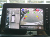 【アラウンドビューモニター】空から見下ろすような視点で、スムースな駐車と安全確認をサポートします。