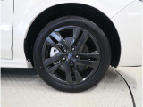 タイヤサイズは215/50R17です。