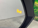 【ブラインドスポットモニター】走行中、ドアミラーの死角になりやすい箇所に後続車が接近するとサイドミラーのレンズに警告を表示!ドライバーに注意喚起をしてくれます。