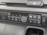 エアコンはオートエアコンでお好みの温度調整が出来、オールシーズン快適にドライブできます!フロントシートの座面に2段階調節のシートヒーターを内蔵。身体を直接温めることができます。
