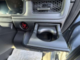 運転席側のドリンクホルダーです