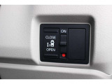 後席左側は電動スライドドア!開閉にはドアハンドルを少し引くか、運転席側のスイッチを押すだけで自動開閉します!