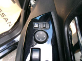 電動格納式ミラーなので、対向車などとのすれ違い時にも便利です。また、ドアロック連動で自動格納します。