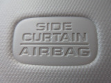 サイドカーテンエアバックシステムは、側面衝突時に大人から子供までさまざまな体格の乗員の頭部や頚部を広範囲で保護。特にセンターピラーへの頭部衝突を防ぐ展開性能を実現しています。