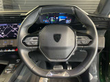 プジョーのステアリグは小口径でi-cockpitが見やすく上下が平行になっているのが特徴です。パドルシフトも付いています。