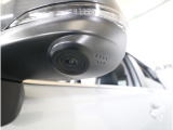 助手席側の死角になりやすい左前方の映像を、車内のマルチファンクションディスプレイに表示します。前方や左寄せの駐車、狭い道でのすれ違いなど、さまざまな場面で役立つ機能です。