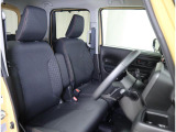 シート位置が高く広くて使いやすい室内空間です。ガラスが大きいので開放感があり、視界が良いので運転しやすいです♪