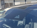 フロントガラスの上部には衝突軽減ブレーキの装置も付いており、より安全に運転を楽しんでいただくことができます。