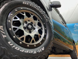 【グッドリッチ16インチマッドテレーンタイヤ】オフロードでの走破性を発揮してくれる、マッドテレーンタイヤを装着。ゴツゴツした見た目が、よりSUVらしさを引き立ててくれます♪