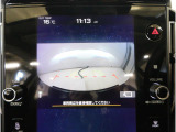 人気のフロントビューモニター装備。フロントグリルのカメラ映像を11.6インチディスプレイに表示。自車の前方の様子が確認可能です。見通しの悪い交差点や駐車・発進時などの前方確認をサポートします。