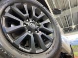 【純正18インチアルミホイール】外観にマッチした純正アルミホイールを装着しております。各種社外アルミホイールや、スタッドレスタイヤも取扱いしております。是非ご相談ください♪