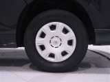 タイヤサイズは195/80R15です。