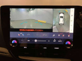 車両を上から見たような映像をディスプレイに表示。さらにフロントカメラにより前方映像を確認することが出来ます。