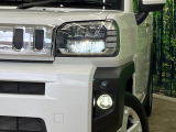 【LEDヘッドライト】悪天候や夜間走行時も良好な視界を確保し安心して運転できる高輝度LEDヘッドライトを装備!点灯速度が早く、消費電力も抑えられています。