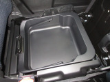 助手席下には、収納BOXが装備されておりシューズなどをしまって置くことが出来ます。また取り外せますので汚れ物を洗い場まで持って行けて便利ですね!