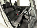 前席はベンチシート!運転席助手席間の移動ができます!小物入れを兼ねたひじ掛け付!