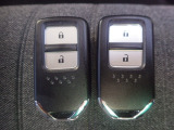 スマートキー付!キーを取り出さなくてもドアロックの施錠・開錠、エンジンの始動が出来ます!雨の日や荷物の多い日にとても便利ですね♪
