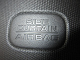 サイドカーテンエアバックシステムは、側面衝突時に大人から子供までさまざまな体格の乗員の頭部や頚部を広範囲で保護。特にセンターピラーへの頭部衝突を防ぐ展開性能を実現しています。