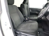 <運転席>まるで自宅に居るようにリラックスできる運転席です。外の喧騒を忘れさせてくれますね。見やすいメーターと操作しやすいスイッチ類もいいですね.