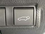 【パワーバックドア】スマートキーや運転席のボタンを押すだけでリアゲートが自動で開閉します!荷物を持っている時や、高い位置にあるバックドアを閉める際に便利な機能です♪
