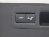 ハンズフリーパワーバックド(挟み込み防止機能・停止位置メモリー機能付)が装備されています。スマートキーを携帯していれば、リヤバンパーの下に足を出し入れするだけでバックドアが自動開閉します。