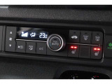 オートエアコン装備♪室内温度を設定すれば自動的に風量の調整をしてくれます♪車内をいつでも快適に保てます♪