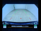■リヤビューカメラの映像です。ステアリング連動ガイドラインが、後退時の予想進路を表示し、運転のサポートを致します。