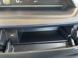 運転席側のインパネアッパーボックスは嬉しい収納!USBソケット付きでスマホの充電もできます!