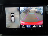 【全方位モニター】リバースに入れた際、車両全体を見渡している映像に切り替わります。また、見通しが悪い場所で便利な前方ワイド映像やすれ違いに便利な助手席側ワイド映像など切り替えが出来ますよ♪