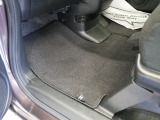 【カーペットタイプのフロアマット】車内の汚れを防止し、厚みがある為乗り心地向上にも一役買ってくれます。