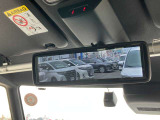 【デジタルインナーミラー】後部座席の同乗者等でルームミラーでの確認が難しい場合でもカメラの映像表示で視界を確保できます!