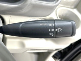 【オートライト】周りの明るさに応じて自動でヘッドライトの点灯・消灯ができる機能です!ライトの付け忘れ・消し忘れなどが無くなり、雨の日や夕方の走行も安心!トンネル通過時も便利ですね♪