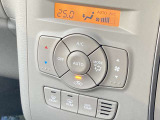 オートエアコンです。温度設定だけであとは自動で風量・温度を調節します。ドライブを快適なものにします。