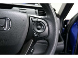 Hondaセンシングの機能のひとつ、アダプティブクルーズコントロール付!アクセルから足を離しても設定したスピードと前車との車間を保ち走行してくれます!車線維持もアシスト☆高速道路で疲労軽減ですね☆